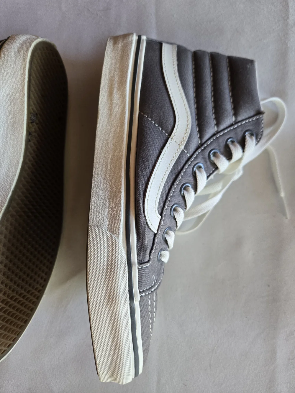 Classic Vans High-Top Skateboarding Sneaker in Gray and White M5.5, W7